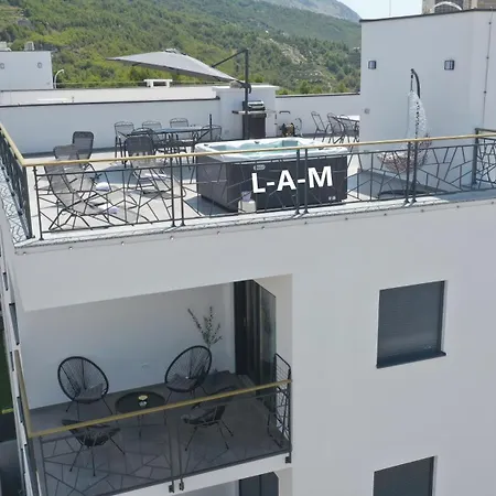 L-a-m *